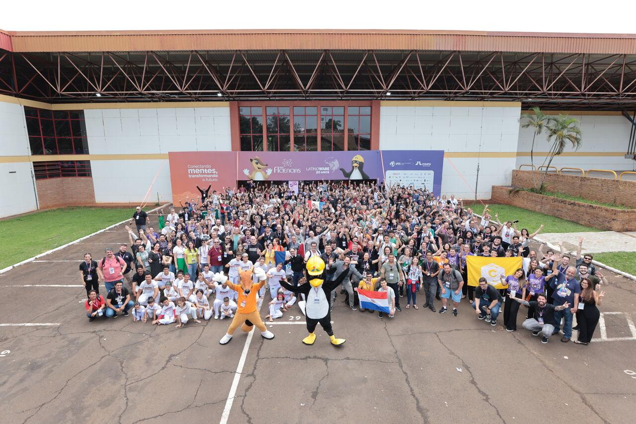 Participantes da Latinoware acompanhando palestras e ativações digitais