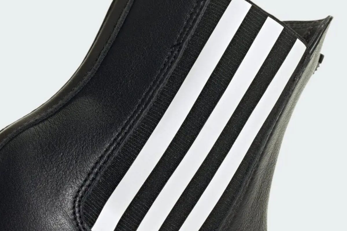 Bota preta plataforma Adidas Superstar em colaboração com atmos pink