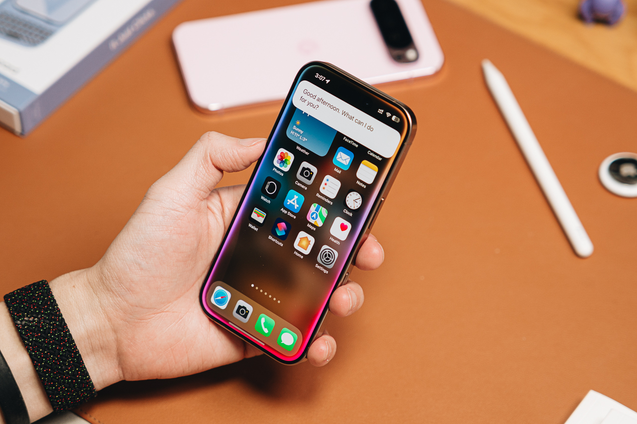 Logos da Apple e Google integrados sobre fundo tecnológico representando a parceria em IA