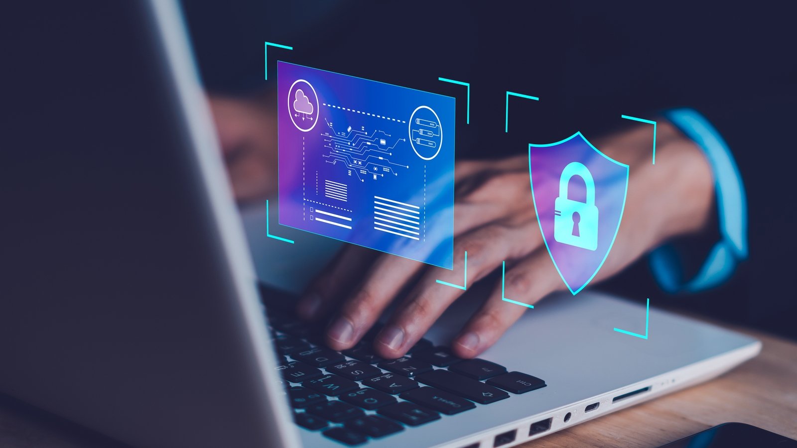 Palestrante discursando em conferência sobre cibersegurança com público atento