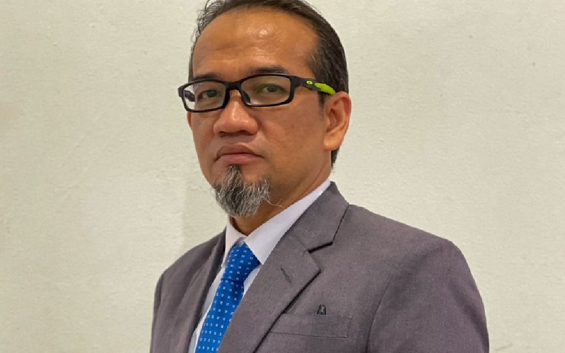 Imagem ilustrativa de ondas de enchente digitais e ícones de alerta cibernético