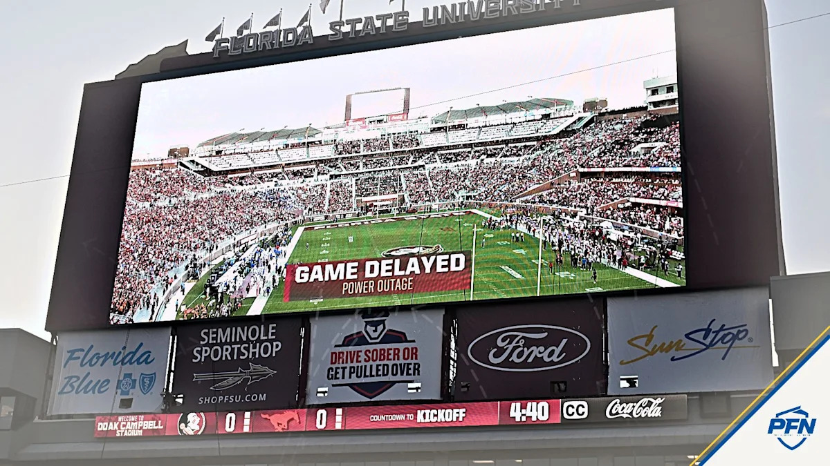 Estádio Doak Campbell durante o apagão que atrasou o jogo Florida State vs SMU