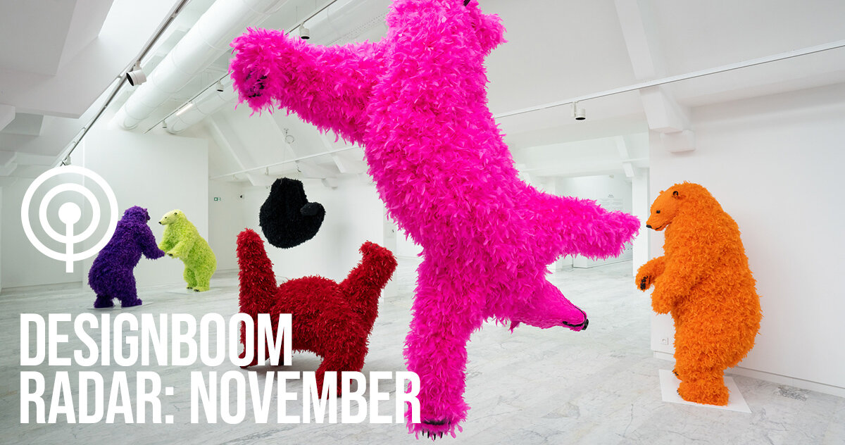 Mostruário de exposição contemporânea com peças de arte, design e elementos arquitetônicos