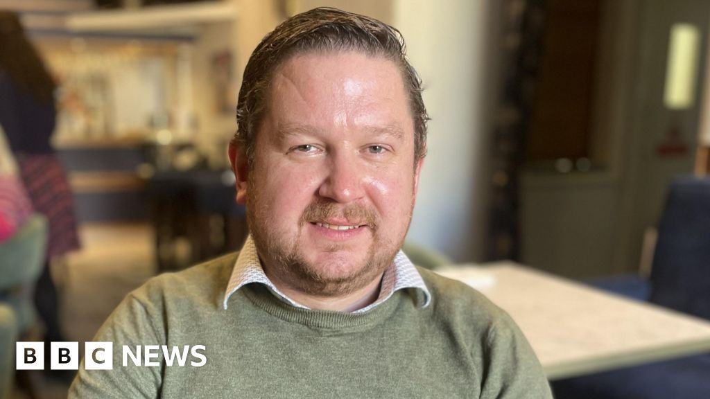 Homem surdo usando aparelho auditivo em ambiente hospitalar