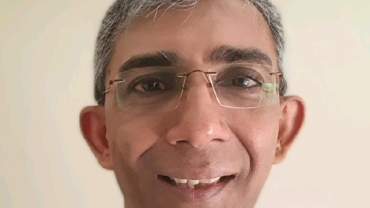 Dinesh Jain liderando equipe de tecnologia na Genpact em Mumbai