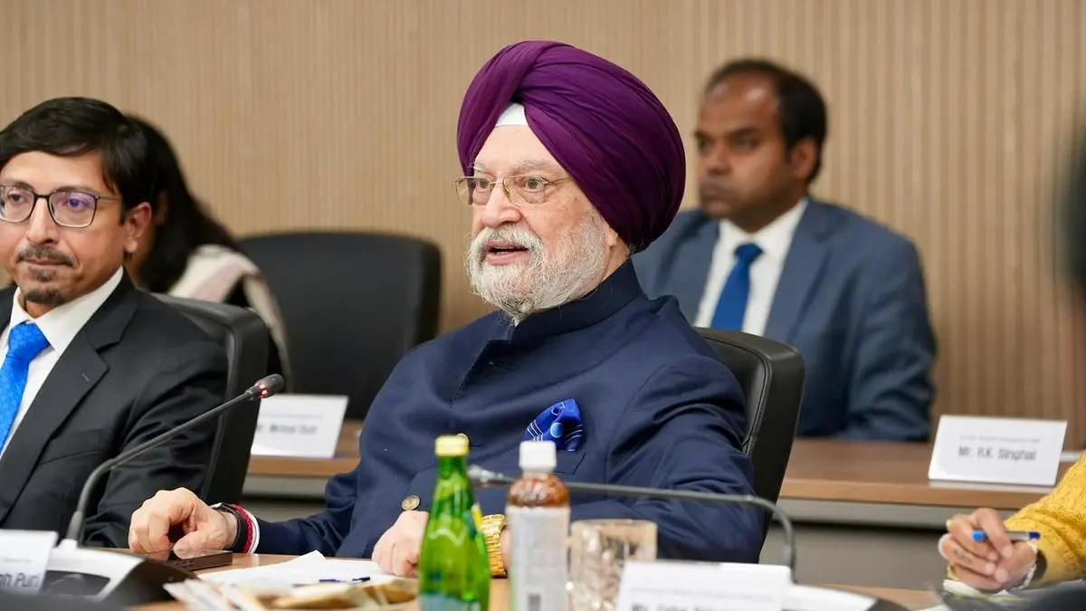 Navio tanque carregado com gás GLP navegando próximo à costa