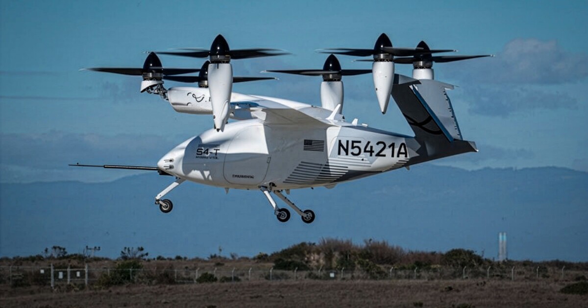 Imagem do eVTOL híbrido da Joby Aviation durante voo inaugural