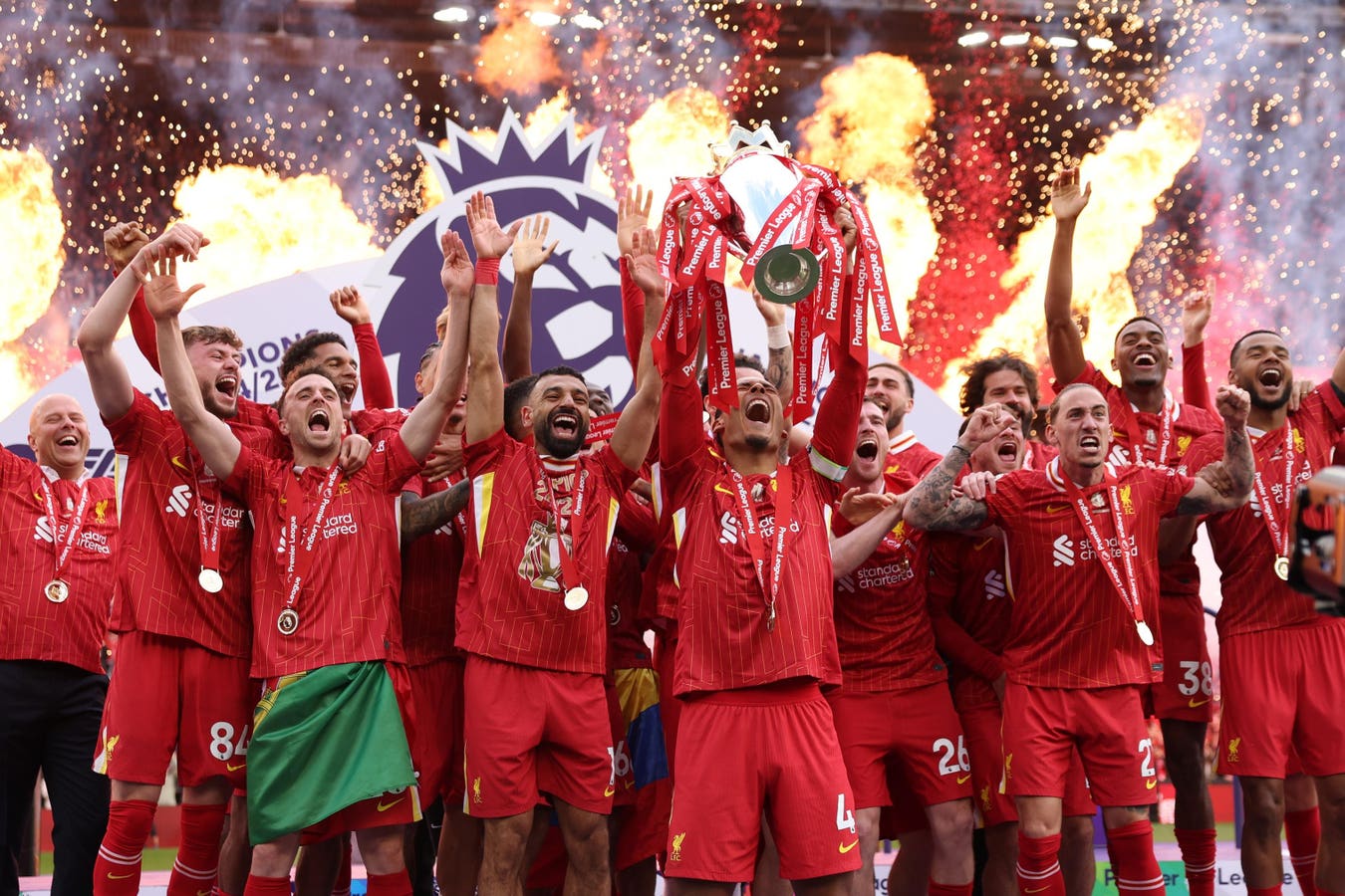 Virgil van Dijk segurando o troféu da Premier League durante celebração do Liverpool