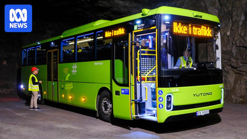 Ônibus elétrico moderno em ponto de ônibus na Noruega