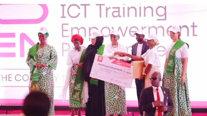 Grupo de jovens mulheres participando de treinamento em tecnologia no programa Mulheres em TIC em Anambra