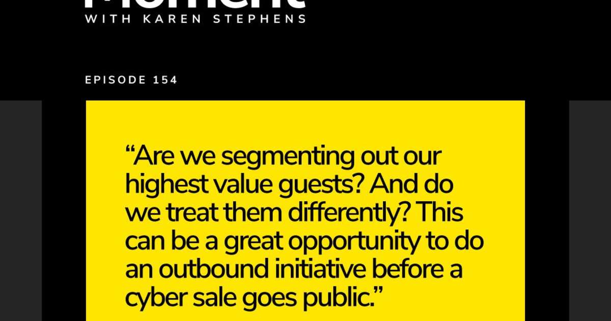 Executivos analisando gráficos de reservas e estratégias de marketing digital para o fim de ano