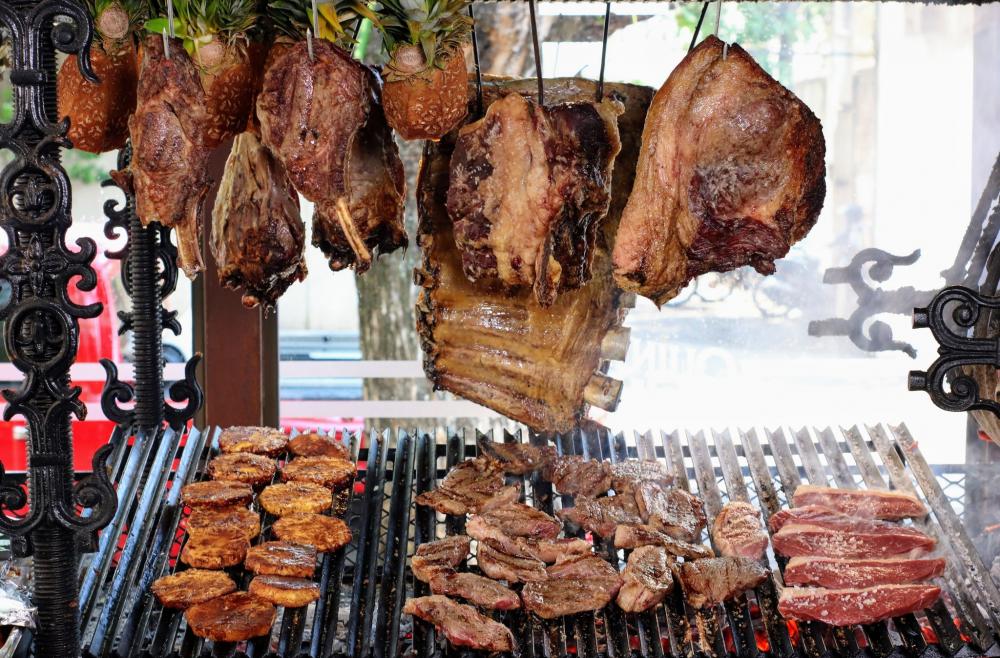 Mesa posta com cortes especiais em campanha gastronômica