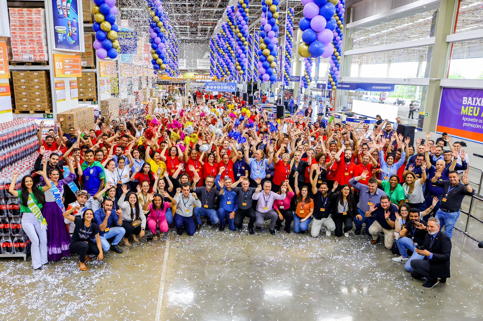 Time Foxy analisando dados de performance para o lançamento do Assaí