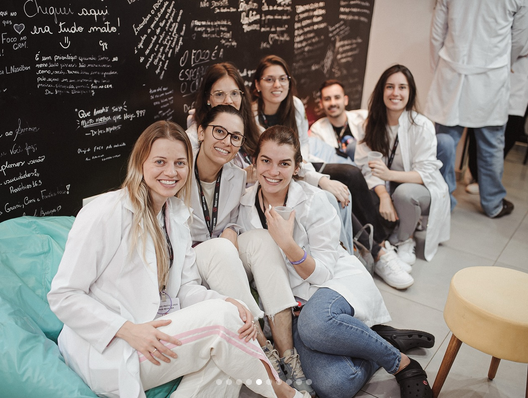 Interface de plataforma educacional voltada para profissionais de saúde