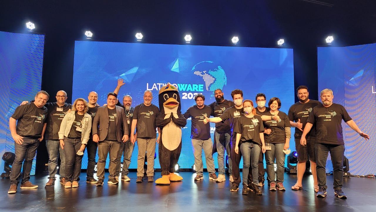 Equipe da Agência Foxy monitorando campanhas digitais em operação de evento