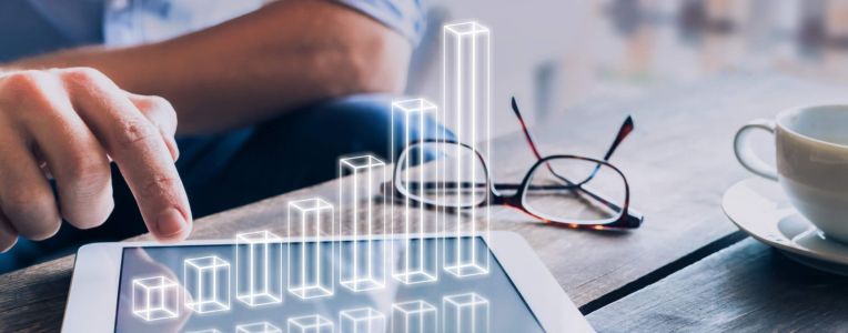 Equipe analisando métricas de vendas em dashboards digitais